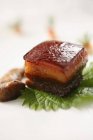 Pancetta di maiale arrosto con salsa — Foto stock
