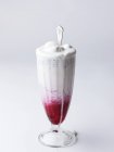 Фалуда - Напиток из розового сиропа, вермичелли, тапиоки, молока в стакане — стоковое фото