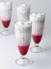 Vista de cerca de las bebidas Falooda con jarabe de rosa, vermicelli, tapioca y leche - foto de stock