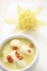 Zuppa di patate dolci in ciotola bianca su superficie bianca — Foto stock