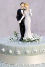 Cake with bride and groom cake toppers — Stock Photo