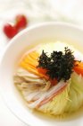 Цветные овощи в белой миске — стоковое фото