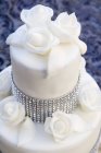 Pastel de boda con diamantes de imitación - foto de stock