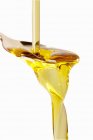 Olio d'oliva che passa sopra un cucchiaio — Foto stock