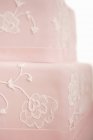 Gâteau Fondant décoré rose — Photo de stock