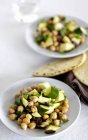 Teller mit Kichererbsen und Salat — Stockfoto