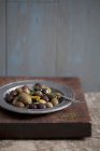 Разноцветные оливки — стоковое фото