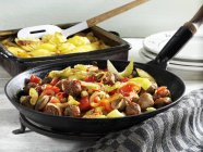 Pan-cooked sausagemeat balls and vegetables with potato gratin — Stock Photo