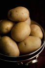 Batatas cruas frescas na tigela — Fotografia de Stock
