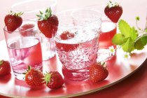 Erdbeer-Limonade und frische Erdbeeren — Stockfoto