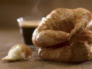 Croissants gestapelt mit einem dampfenden Espresso — Stockfoto