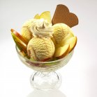 Яблучне морозиво з вершками та вафлями — стокове фото