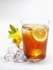 Glass of iced tea with lemon — Stock Photo
