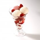 Клубничное и йогуртовое мороженое — стоковое фото