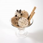 Vista de primer plano de moca, stracciatella y azúcar glaseado de nueces Postre de helado - foto de stock