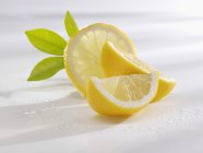 Limón fresco en rodajas con hojas - foto de stock