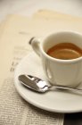Taza de café espresso caliente con cuchara - foto de stock