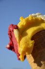 Итальянское мороженое в конусе — стоковое фото