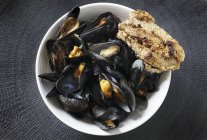 Steamed mussels with bread — Stock Photo