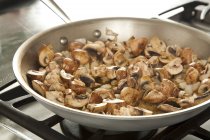 Funghi e cipolle Cucinare in una padella — Foto stock