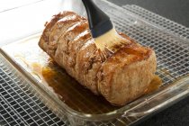 Brosser la longe de porc avec du glaçage — Photo de stock