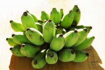 Bananas verdes colhidas — Fotografia de Stock