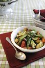Sopa de verduras italiana con crostini y pesto - foto de stock
