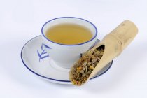 Racine de curcuma avec une tasse de thé — Photo de stock