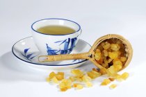 Китайский корень спаржи в фильтре для чая — стоковое фото