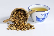 Raíz de Saposhnikovia en colador de té , - foto de stock