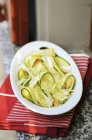 Primo piano vista di insalata di zucchine con cipollotti e crostini — Foto stock