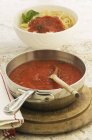 Salsa de tomate para espaguetis - foto de stock