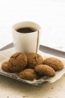 Treacle biscuits and coffee — Stock Photo