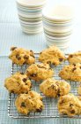 Pumpkin cookies on cake rack — Stock Photo