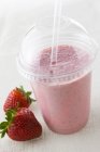Strawberry shake and fresh strawberries — Stock Photo