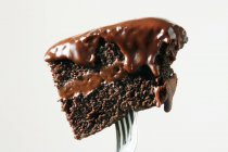 Pedaço de bolo de chocolate no garfo — Fotografia de Stock