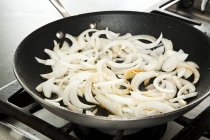 Cocinar Cebollas en rodajas - foto de stock