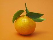 Mandarine orange avec feuilles — Photo de stock