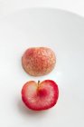 Fruta Pluot cortada pela metade — Fotografia de Stock