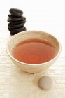 Травяной здоровый чай в миске — стоковое фото