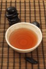Chá saudável de ervas na tigela — Fotografia de Stock