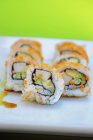 Rolos de sushi com surimi e abacate — Fotografia de Stock