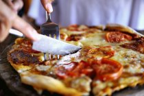 Pizza de queijo sendo cortada — Fotografia de Stock