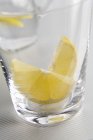 Вода с ломтиками лимона — стоковое фото