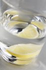 Вода с ломтиком лимона — стоковое фото