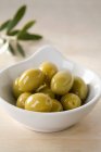 Зеленые оливки в миске — стоковое фото