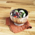 Insalata con semi di chia, fagioli Adzuki, pomodori, cetrioli e verdi in una piccola ciotola — Foto stock