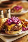 Cheeseburger mit Kohl belegt — Stockfoto