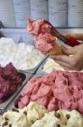 Gelataio che raccoglie il gelato al lampone — Foto stock