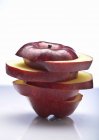 Manzana roja en rodajas - foto de stock